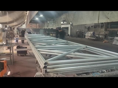 O quadro de malha está sendo soldado