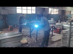 Os acessórios de conexão de malha estão sendo soldados no poste da cerca