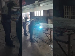 A malha está sendo soldada à estrutura