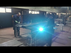 Acessórios de postes de vedação estão sendo soldados no poste