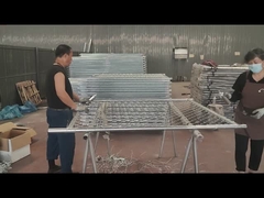 Pulverizar tinta prateada na moldura