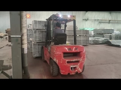 As mercadorias embaladas estão a ser colocadas no armazém.