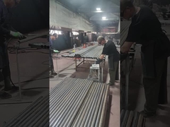 O poste da cerca está a ser polido e lixado.