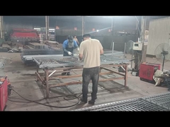 Vídeo de produção de uma cerca temporária no estilo de uma cerca de ligação em cadeia