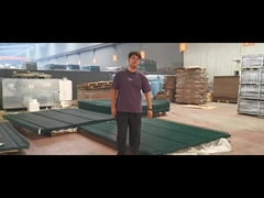 A cerca verde de quatro curvas anti-escalada é muito bonita.