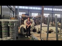 Embalagem de arame farpado no topo de uma cerca anti-escalada