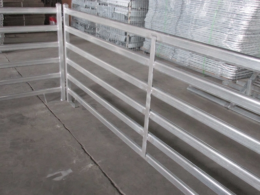 A cerca de venda quente da cerca resistente/cavalo do painel dos rebanhos animais dos EUA 12 ft almofada 12 ft de metal galvanizado resistente portátil