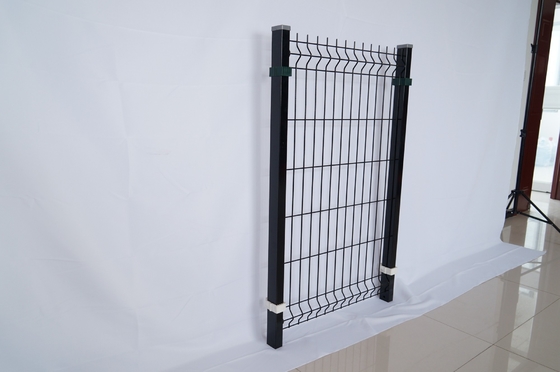 Jardim PVC revestido com V Dobragem 3D curva vedação de malha de arame elétrico soldado Área de externo Metal 3D vedação Painel com Pistola em forma de pêssego