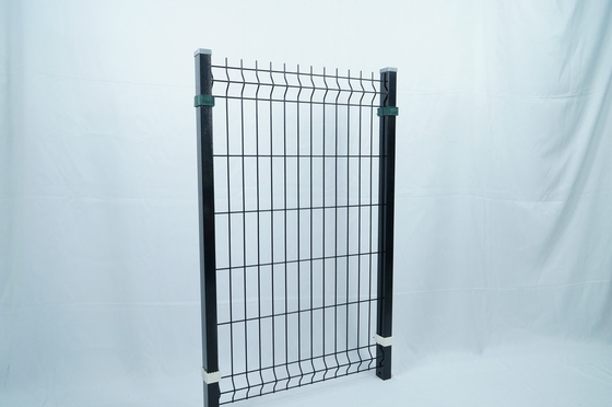 Jardim PVC revestido com V Dobragem 3D curva vedação de malha de arame elétrico soldado Área de externo Metal 3D vedação Painel com Pistola em forma de pêssego