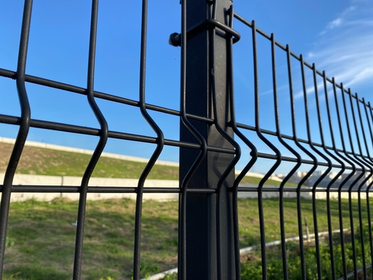 Jardim PVC revestido com V Dobragem 3D curva vedação de malha de arame elétrico soldado Área de externo Metal 3D vedação Painel com Pistola em forma de pêssego