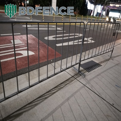 Personalizado 1.1 * 2.2m Cercas temporárias facilmente montadas Barricada portátil de metal e aço / Tráfego rodoviário