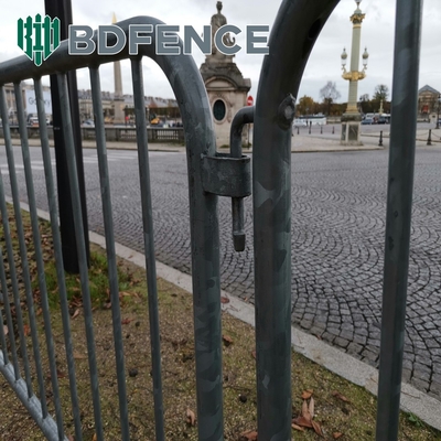 Personalizado 1.1 * 2.2m Cercas temporárias facilmente montadas Barricada portátil de metal e aço / Tráfego rodoviário