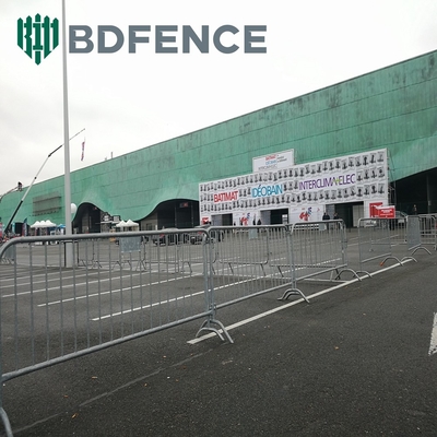 Personalizado 1.1 * 2.2m Cercas temporárias facilmente montadas Barricada portátil de metal e aço / Tráfego rodoviário