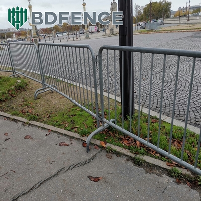 Personalizado 1.1 * 2.2m Cercas temporárias facilmente montadas Barricada portátil de metal e aço / Tráfego rodoviário