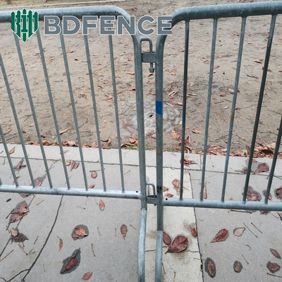 Personalizado 1.1 * 2.2m Cercas temporárias facilmente montadas Barricada portátil de metal e aço / Tráfego rodoviário