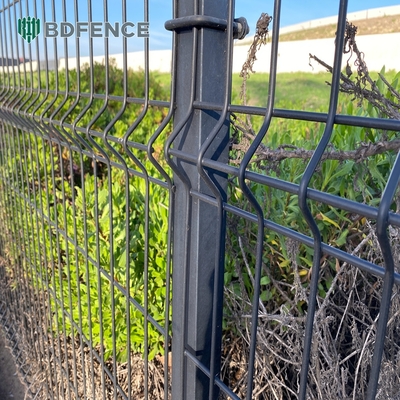 Cerca de segurança em malha V alta de 2,4 m para paisagem verde