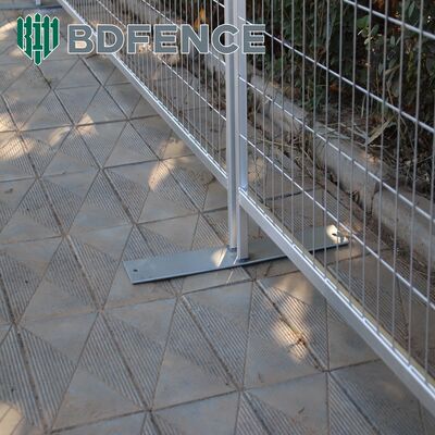 AU padrão temporário de vedação painéis 2.1x2.4m aço galvanizado construção temporária portátil cerca com pés / grampos para a segurança