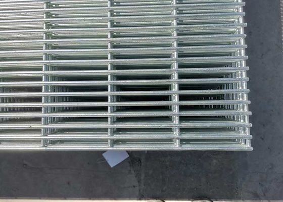 Cercas de perímetro de segurança com tamanho de abertura de 76 * 25mm e tratamento de superfície revestido com pó