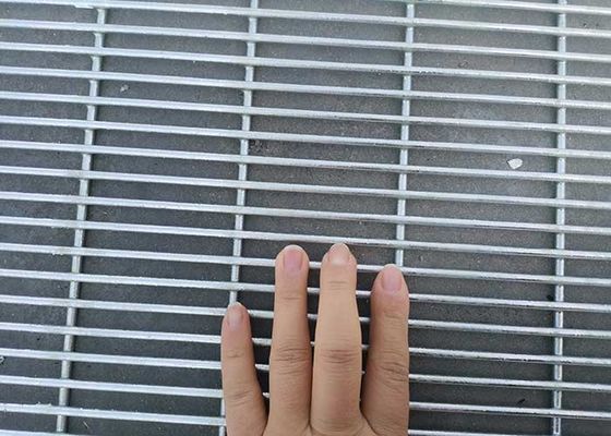 Cercas de perímetro de segurança com tamanho de abertura de 76 * 25mm e tratamento de superfície revestido com pó