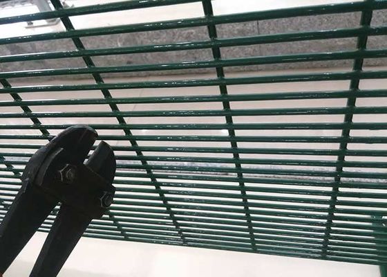 Cercas de perímetro de segurança com tamanho de abertura de 76 * 25mm e tratamento de superfície revestido com pó