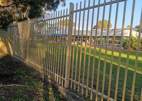 O Pvc branco revestiu o cargo do quadrado soldou a cerca 6ft do jardim do fio