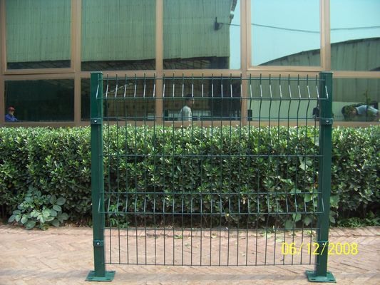 Triângulo pequeno do jardim que dobra a cerca da altura 3d de 1.23m