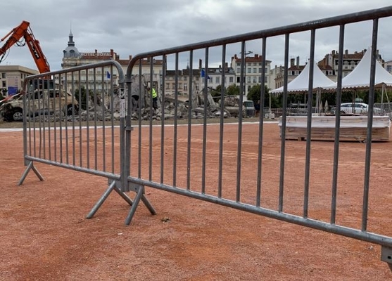 Plástico aço galvanizado de alumínio controle de multidão vedação móvel porta-malas de segurança pedestre evento concerto barreira